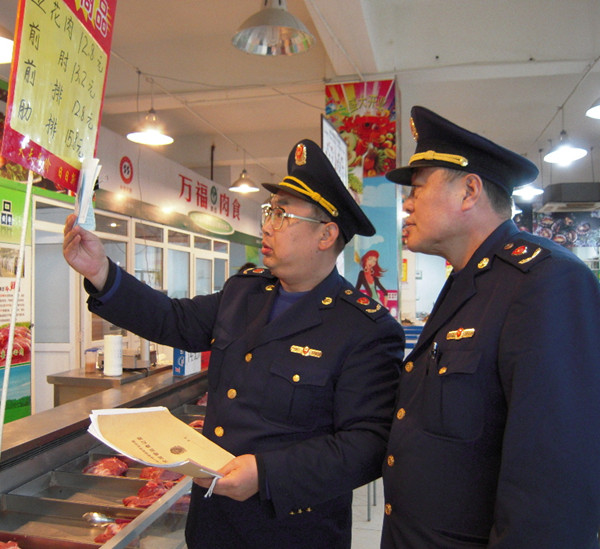 執(zhí)法人員對(duì)轄區(qū)內(nèi)“萬(wàn)福專賣”店面和攤點(diǎn)進(jìn)行專項(xiàng)檢查