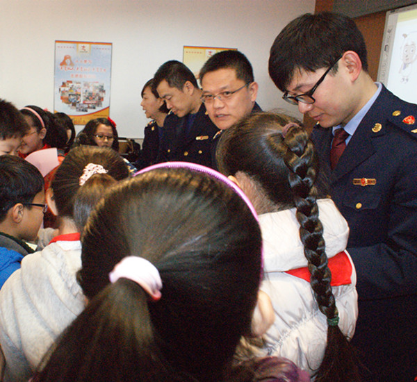 工作人員到北仲一小發(fā)放宣傳資料，開展食品安全知識進(jìn)校園活動