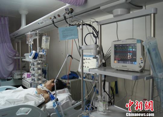 洞房花燭夜被中國(guó)古人稱(chēng)為人生四喜之一，但對(duì)于來(lái)自山西省偏遠(yuǎn)山村的李瑞江來(lái)說(shuō)，新婚之夜足以成為其人生之大悲。李瑞江疑因被“鬧洞房”時(shí)導(dǎo)致的支氣管斷裂及并發(fā)癥，或?qū)⒆兂芍参锶恕堚鶖z