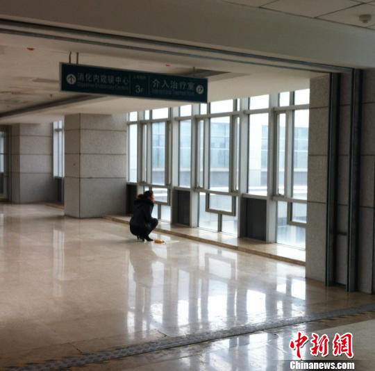 洞房花燭夜被中國(guó)古人稱(chēng)為人生四喜之一，但對(duì)于來(lái)自山西省偏遠(yuǎn)山村的李瑞江來(lái)說(shuō)，新婚之夜足以成為其人生之大悲。李瑞江疑因被“鬧洞房”時(shí)導(dǎo)致的支氣管斷裂及并發(fā)癥，或?qū)⒆兂芍参锶恕堚鶖z