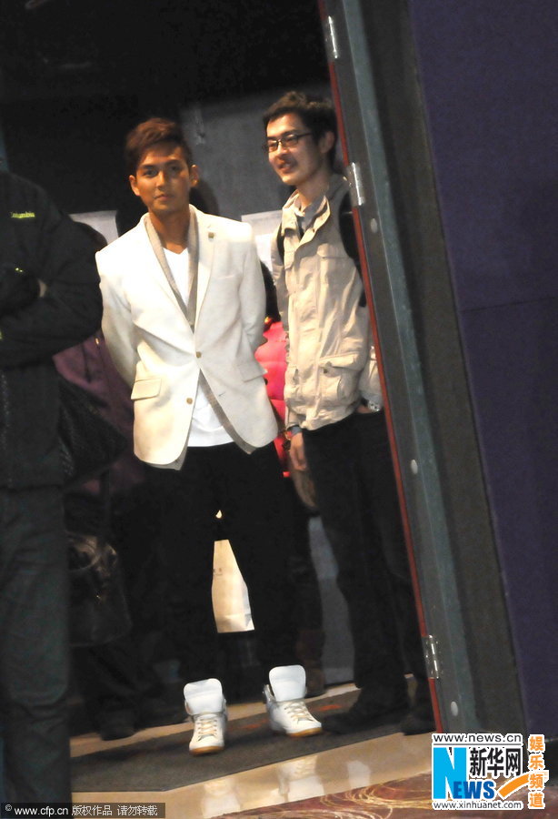 鐘漢良現(xiàn)身影院候場(chǎng)閑逛