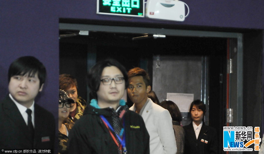 鐘漢良現(xiàn)身影院候場(chǎng)閑逛