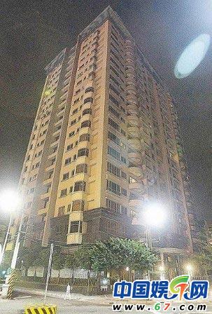 昨凌晨金友莊父親到張志堅三重住處為女兒討公道，在交誼廳密談