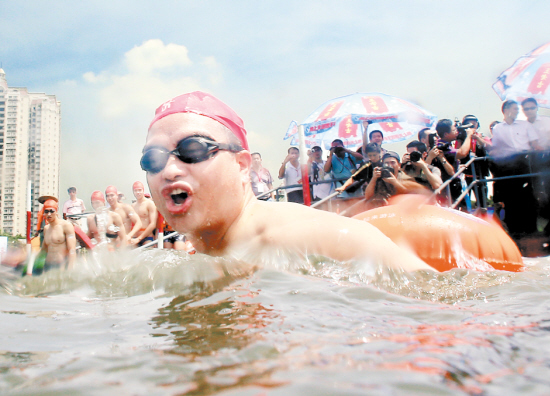 廣州市領(lǐng)導(dǎo)去年暢游珠江羊城晚報(bào)記者 鄭迅 林桂炎 攝