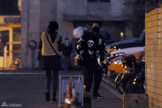 李晨深夜駕重機(jī)車帶張馨予兜風(fēng) 身穿骷髏圖似飛車黨