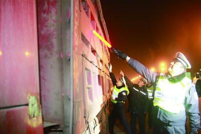 違法大貨轉(zhuǎn)戰(zhàn)郊區(qū) 司機(jī)被查都是一套詞稱剛來(lái)的