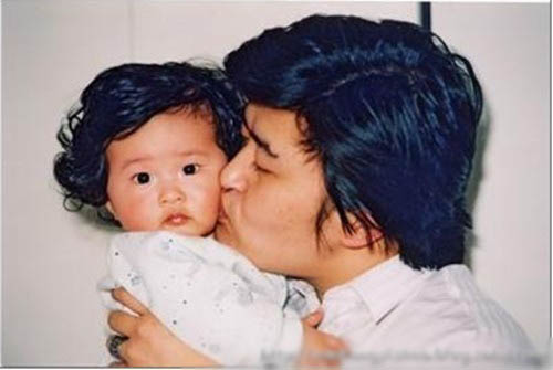 劉歡妻女罕見(jiàn)私房照 21歲女兒劉熠思金發(fā)潮人范