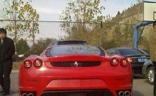 貴族學(xué)校奢侈生活：學(xué)生猖狂法拉利常見(jiàn)