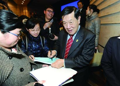 “當(dāng)代福爾摩斯”李昌鈺昨在青島大學(xué)講成功經(jīng)驗(yàn)及經(jīng)典案例 “當(dāng)代福爾摩斯”李昌鈺昨在青島大學(xué)講成功經(jīng)驗(yàn)及經(jīng)典案例