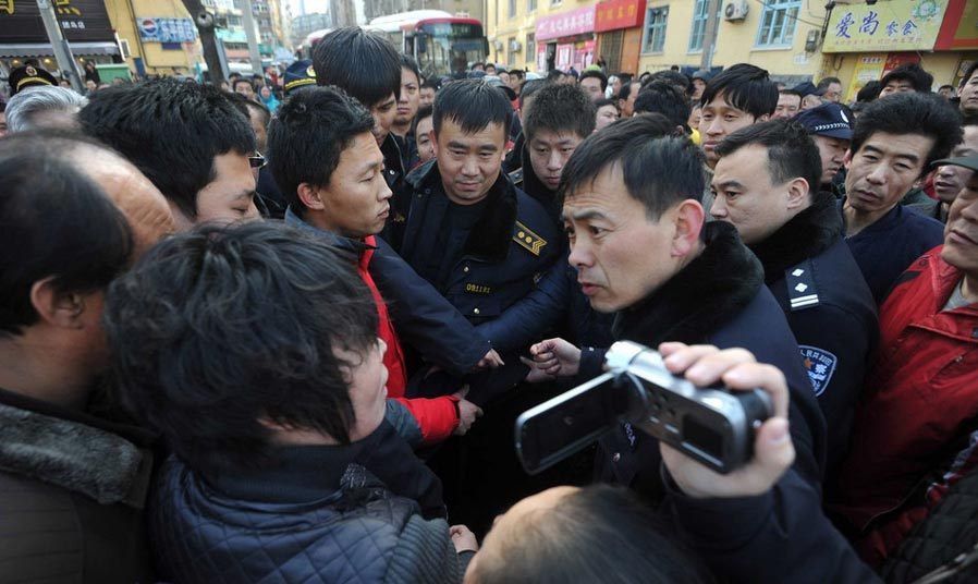 青島農(nóng)貿(mào)市場攤主圍堵城管 發(fā)生激烈沖突