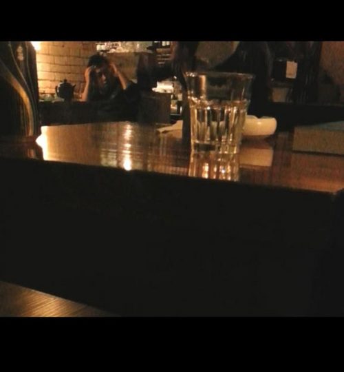 于正在咖啡店遭男性友人暴打。(圖片來源網(wǎng)絡)