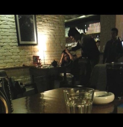 男性友人起身走到于正面前，抓起頭發(fā)，開始暴打。(圖片來源網(wǎng)絡(luò))