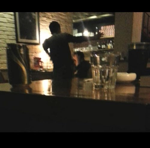 于正在咖啡店遭男性友人暴打。(圖片來源網(wǎng)絡)