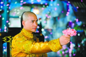 于正捧紅不少藝人，如“四阿哥”何晟銘。