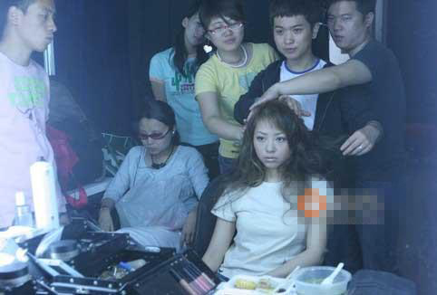 曝光美女明星后臺化妝絕密照