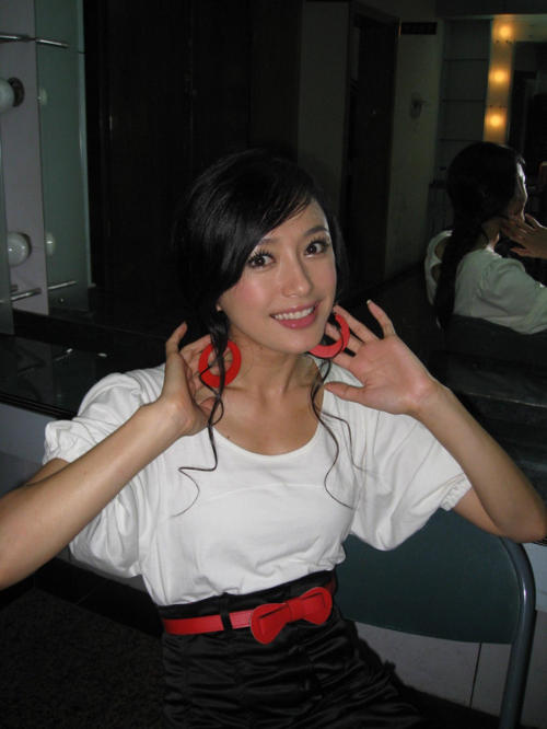 曝光美女明星后臺(tái)化妝絕密照