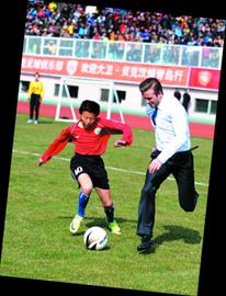 貝克漢姆豪飲青啤吃海鮮 吮手指托腮賣萌 貝克漢姆豪飲青啤吃海鮮 吮手指托腮賣萌