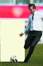 貝克漢姆豪飲青啤吃海鮮 吮手指托腮賣萌 貝克漢姆豪飲青啤吃海鮮 吮手指托腮賣萌