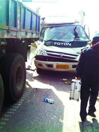 貨車追尾駕駛室扭曲 消防隊員拆車救援 貨車追尾駕駛室扭曲 消防隊員拆車救援