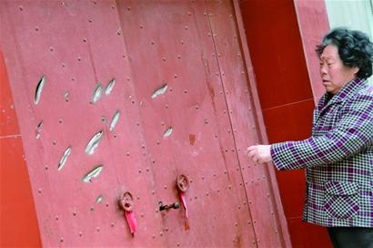 村民家半夜被斧頭砍門 村民家半夜被斧頭砍門