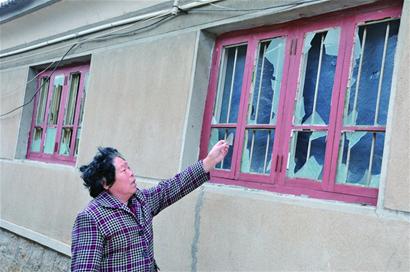 村民家玻璃全被砸碎 村民家玻璃全被砸碎