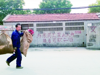 路過這里的農(nóng)民大叔一臉無(wú)奈。 記者謝冰林 攝