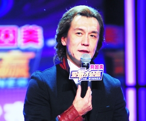 李詠?zhàn)蛉赵跍麉⒓有鹿?jié)目的錄制。