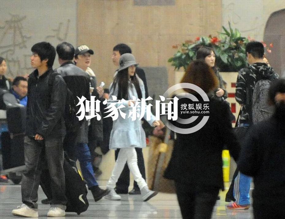 追星：王菲展女王范無視偷拍 李小璐煙熏妝回京粉絲簇擁