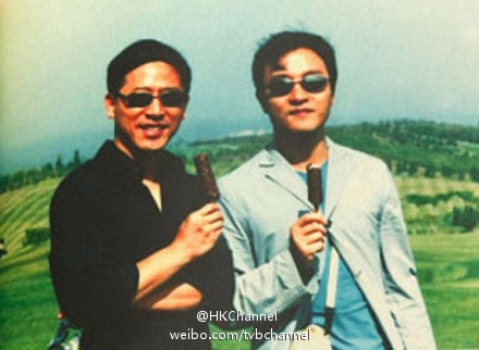 張國(guó)榮唐鶴德同游巴黎密照曝光 同食雪糕笑容甜蜜