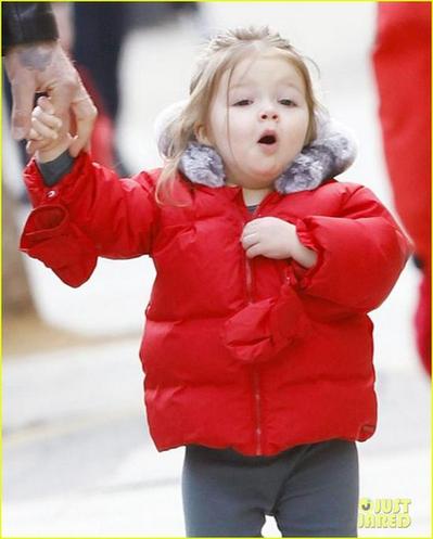 貝克漢姆牽女兒小手走路上街 哈珀對鏡頭露甜笑