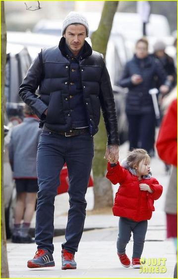 貝克漢姆牽女兒小手走路上街 哈珀對(duì)鏡頭露甜笑