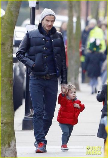 貝克漢姆牽女兒小手走路上街 哈珀對(duì)鏡頭露甜笑