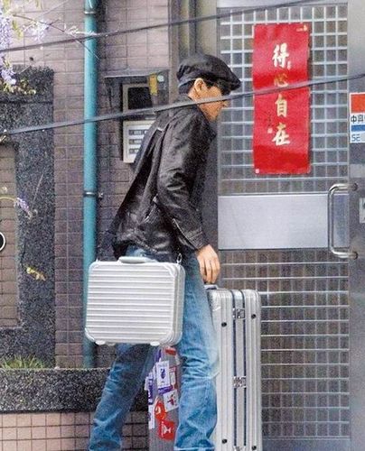 曝林志炫女友首露真容 甜蜜返臺同行被拍(圖)