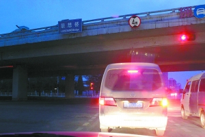 運(yùn)輸途中。攝于17日凌晨5時(shí)07分