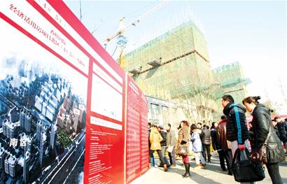 市民正在瑞海北路一處保障房前觀看樓盤公示。