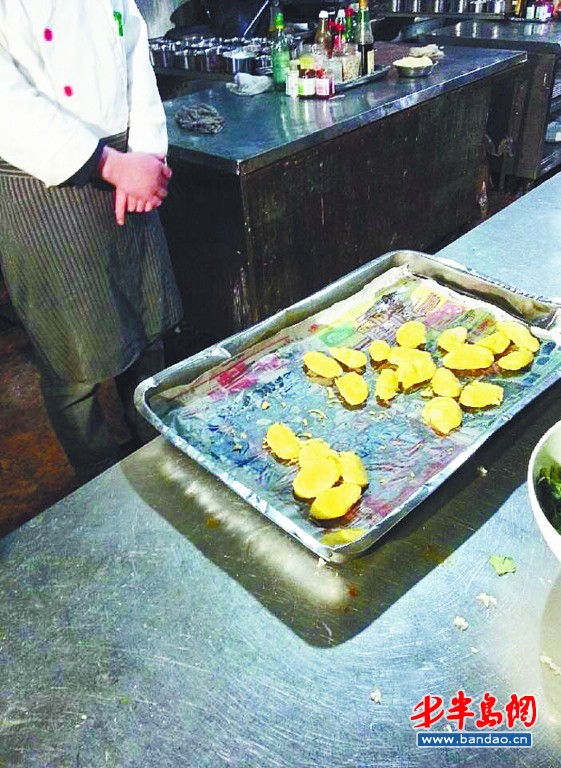 小漁村海鮮碼頭酒店將炸好的山藥放在報紙上。