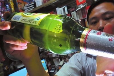 這瓶未開封的燕京啤酒內(nèi)有一顆黑色懸浮物。京華時(shí)報(bào)記者 徐曉帆 攝