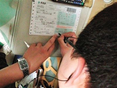 快遞員在裝著菜刀的包裹單上填寫單據(jù)。