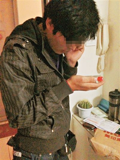 圓通快遞快遞員在沒有檢查的情況下收了記者的包裹，得知記者還想寄機油，他打電話和公司溝通。