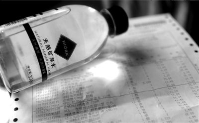 長(zhǎng)綠苔的礦泉水和超市購(gòu)物清單。 京華時(shí)報(bào)記者 王苡萱 攝