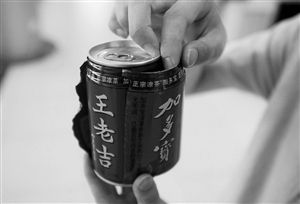 撕開加多寶罐子外的一層包裝紙，里面露出了“王老吉”的字樣。（圖片來源：現(xiàn)代金報）