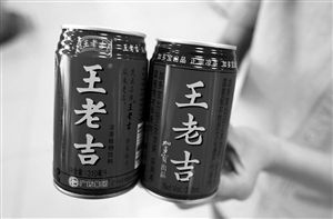 撕開包裝紙印有“王老吉”的加多寶（右）與廣藥集團出品的王老吉，還是有不少區(qū)別。（圖片來源：現(xiàn)代金報）