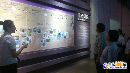 采訪團(tuán)成員認(rèn)真聽(tīng)取解說(shuō)員的講解