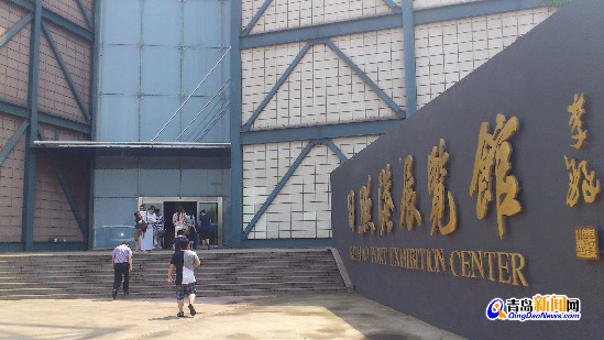 “聚焦美麗山東——第九屆中國(guó)網(wǎng)絡(luò)媒體山東行”南線采訪團(tuán)走進(jìn)日照港。