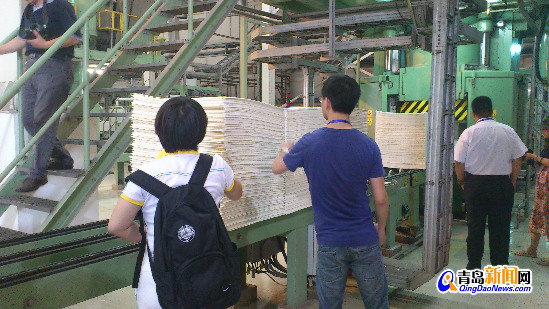 記者對白色厚漿板產(chǎn)生好奇，親自上前觸摸