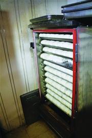 鑫海酒樓衛(wèi)生不達(dá)標(biāo)被查 消毒柜來蒸饅頭