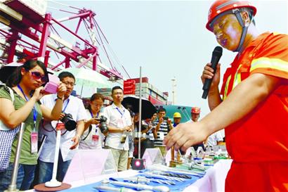 青島港超級(jí)工人煉成記:50米高空對(duì)準(zhǔn)鎖眼