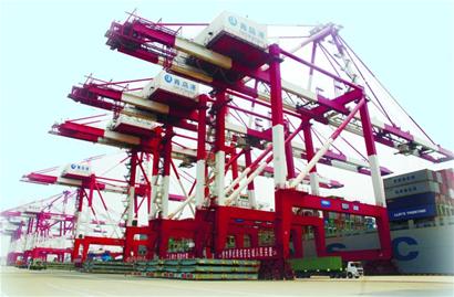 青島港超級工人煉成記:50米高空對準鎖眼 青島港超級工人煉成記:50米高空對準鎖眼