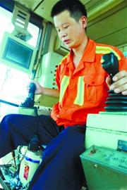 青島港超級工人煉成記:50米高空對準鎖眼 青島港超級工人煉成記:50米高空對準鎖眼