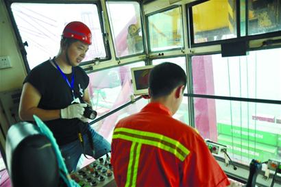 青島港超級工人煉成記:50米高空對準鎖眼 青島港超級工人煉成記:50米高空對準鎖眼